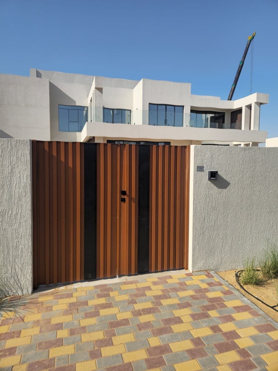 Corrugated wood-finish aluminum villa gate with black accents